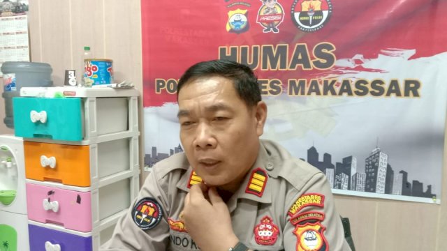 Kasi Humas Polrestabes Makassar, AKP Lando K Sambolangi saat diwawancarai beberapa awal media di ruangan kerjanya. (Portal Media/Reza)