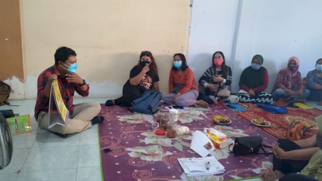 Ketua Yamali TB Sulsel Kasri Riswadi saat memberikan edukasi terkait bahaya TBC kepada warga di Makassar. Foto: dok