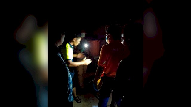 Polisi saat melakukan  pemeriksaan di lokasi penemuan mayat (ist)