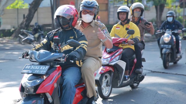 Walikota Makassar, Danny Pomanto menggunakan Maxim menuju Kantor Balai Kota Makassar, Selasa (1/11/2022)/IST
