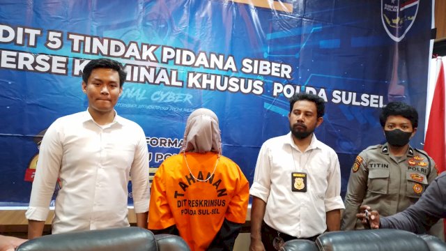 Polda Sulsel saat mengekspose owner PT SLV Modern Travelindo atau SLV Travel, Selvi Ahmad Firdaus (Portal Media/Reza)