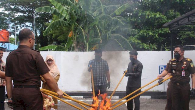 Pemusnahan barang bukti dilaksanakan di halaman Kantor Kejaksaan Negeri Bantaeng, Selasa (1/11)/IST