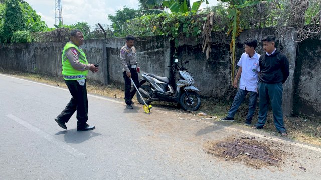 Polisi yang melakukan olah TKP di lokasi kecelakaan. Foto: ist