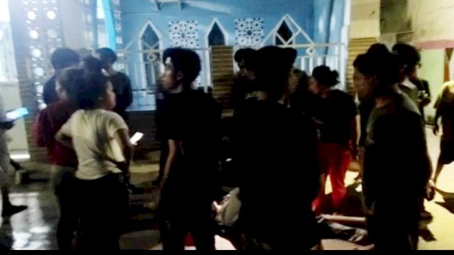 Potongan gambar warga yang mengerumuni jasad korban tawuran di Makassar (ist)