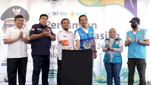 Gubernur Sulsel, Andi Sudirman Sulaiman didampingi Sekprov Abdul Hayat dan GM PLN Sulselrabar Mochammad Andi Adchaminoerdin meresmikan pengoperasian layanan listrik 24 jam di Pulau Lae-lae, Kota Makassar, Rabu, 2 November 2022/Ist

