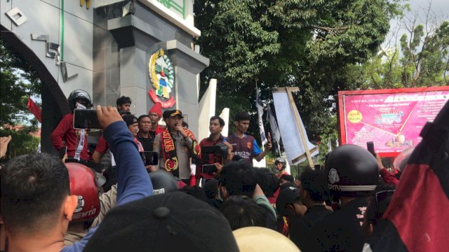 Ratusan massa aksi saat menyampaikan tuntutannya di depan gerbang masuk kantor Gubernur Sulsel Jalan Urip Sumoharjo Kota Makassar(Portal Media/Reza)