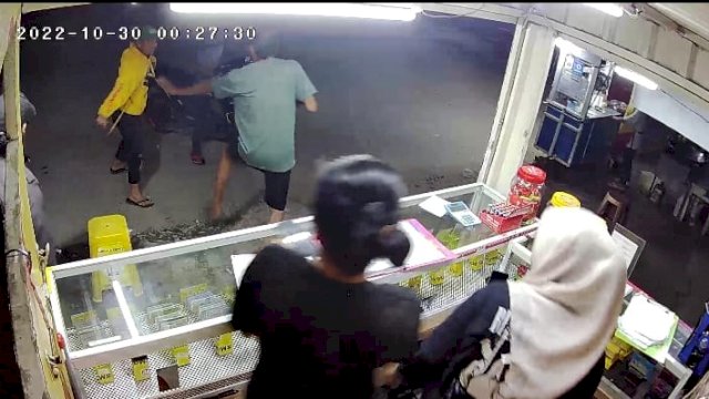 Potongan gambar aksi pengancaman busur yang dilakukan pemuda lantaran emosi ditinggal sang kekasih. Foto: ist 