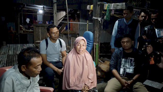 Orang tua dari korban tewas akibat bentrok antar warga di Makassar saat disambangi Kapolrestabes Makassar, Kombes Pol Budhi Haryanto (Portal Media/Reza)