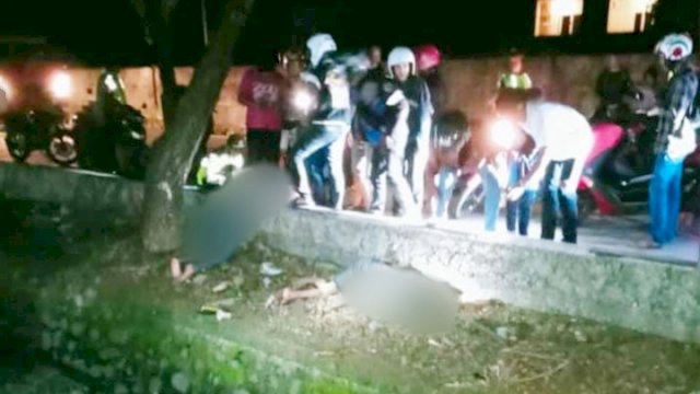 Kedua korban saat berupaya dievakuasi oleh warga setempat (ist)