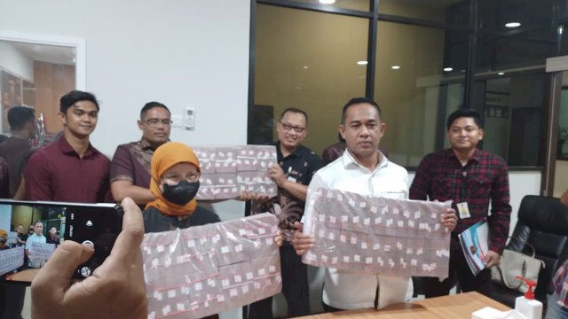 Kasubdit III Tipidkor Ditreskrimsus Polda Sulsel, Kompol Fadli yang menyerah uang milik negara ke perwakilan Bappenda Sulsel (Portal Media/Reza)