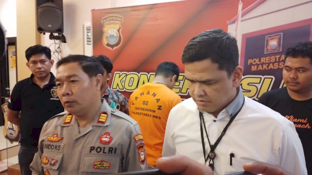 Kasi Humas Polrestabes Makassar, AKP Lando K Sambolangi (kiri), Kasatreskrim Polrestabes Makassar,  AKBP Reonald TS Simanjuntak (kanan) saat ekspose di Mapolrestabes Makassar. Foto: Portalmedia/Reza