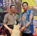 Guru Besar Untad Palu Kepincut Kerajinan Rotan Lutra di Pekan Raya Sulsel