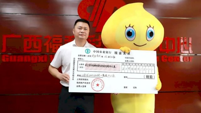 pemenang lotre mengenakan kostum boneka