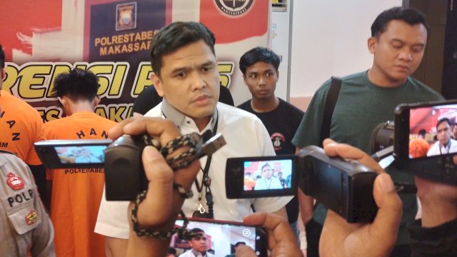 Kasat Reskrim Polrestabes Makassar, AKBP Reonald TS Simanjuntak saat memberikan keterangan terkait motif penganiayaan berujung maut hingga tewaskan dua pemuda di Makassar (Reza)
