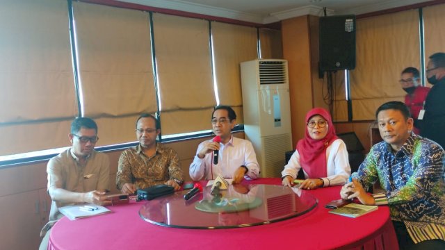 Rektor Universitas Hasanuddin, Prof. Jamaluddin Jompa (Pegang Mic) bersama Para Wakil Rektor, mengklarifikasi terkait banyaknya pemberitaan 7 Guru Besar Unhas mengundurkan diri. Foto: Portalmedia/Al Fath