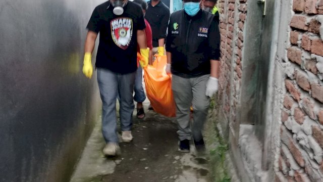 Petugas dari Dokpol Biddokkes Polda Sulsel yang melakukan evakuasi terhadap jasad wanita yang ditemukan terlilit seprai hingga penuh luka (ist)