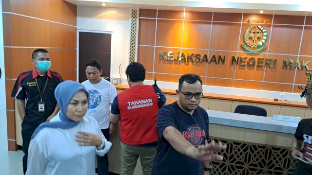 Tim Kejari Makassar saat eskpose tersangka DPO Korupsi Pasar Butung usai ditangkap di Hotel (Portal Media/Reza)