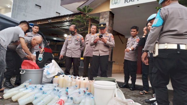 Lontang Miras Ballo Digerebek, Polsek Rappocini Buang Ratusan Liter ke Got