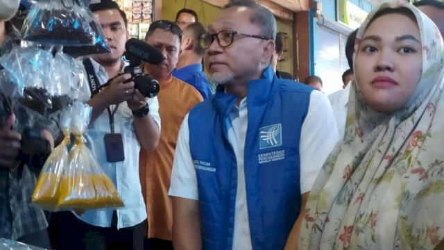Menteri Perdagangan (Mendag), Zulkifli Hasan (Zulhas) melakukan kunjungan kerja di pasar Pa'Baeng-Baeng, Jalan Sultan Alauddin, Makassar, Sulawesi Selatan Minggu (6/11/2022).