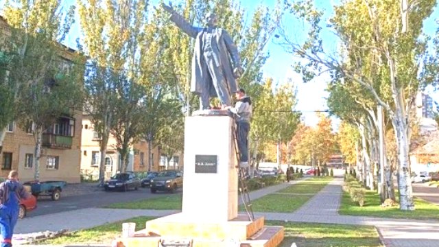 Patung pendiri negara Uni Soviet Vladimir Lenin kembali ditempatkan di Melitopol, Ukraina