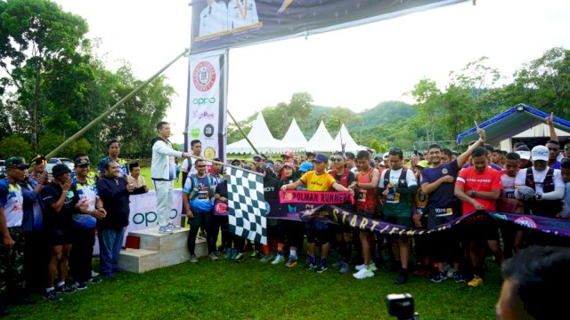  Bupati Pangkep Muhammad Yusran Laolgau (MYL) melepas ratusan peserta Trail Run Tompo Bulu dengan jarak 10 Km, di Kecamatan Balocci, Minggu (6/11/22).