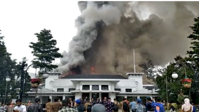 BREAKING NEWS: Balaikota Bandung Terbakar!