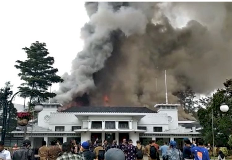 BREAKING NEWS: Balaikota Bandung Terbakar!