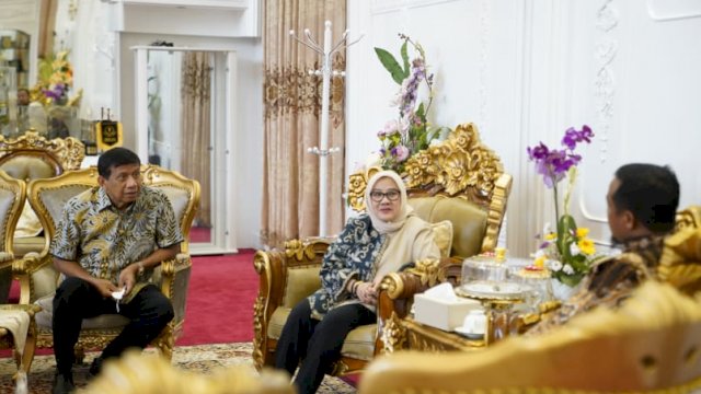 Ketua KKSS Jawa Tengah, Musdalifah Pangka  saat mengunjungi Gubernur Sulsel, Andi Sudirman Sulaiman di Rumah Jabatan/Ist