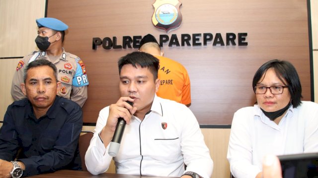 Kasat Reskrim Polres Parepare, AKP Deki Marizaldi saat ekspose kasus pemerkosaan di Mapolres Parepare (Ist)