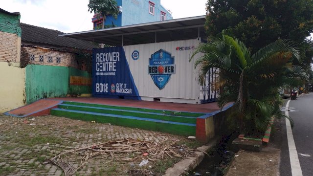 Salah satu Kontainer Makassar Recover di salah satu ruas jalan di Kota Makassar. Foto: Portalmedia/Reza