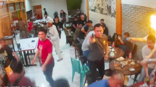 Potongan video yang memperlihatkan detik-detik sejumlah pemuda melakukan penyerangan dan dihalau beberapa perwira polisi yang sedang nongkrong (Ist)