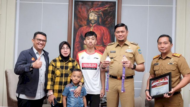 Bupati Gowa Adnan Purichta Ichsan saat menerima kunjungan PBSI Sulsel bersama Muh Putra, di Ruang Kerja Bupati Gowa, Selasa (8/11)/IST