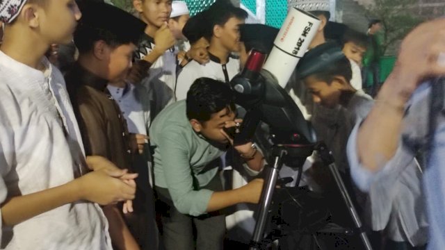 pengamtan mahasiswa UINAM pada fenomena gerhana bulan total di Makassar, Selasa (8/11/2022). Foto; portalmedia/alfath