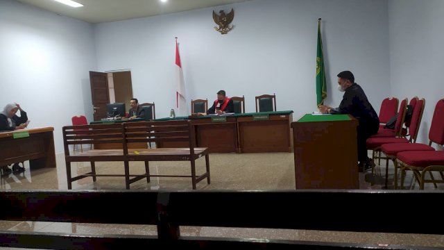 Suasana sidang kasus aborsi 7 janin disimpan dalam wadah Tupperware. Foto: ist