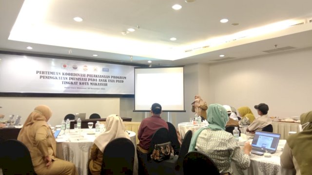Sub Koordinator Surveilans dan Imunisasi Dinkes Makassar, Zakiah Darajat saat menyampaikan materi di Rapat Koordinasi/ (Portal Media/Rahma)