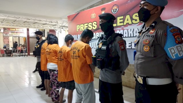 Para tersangka yang diekspos dihadapan awak media didampingi personel polisi (Portal Media/Reza)
