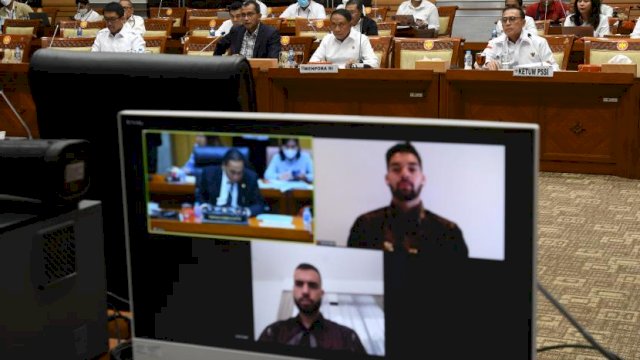 Menteri Pemuda dan Olahraga Zainudin Amali (kedua kanan), Wamenkumham Edward Hiariej (kedua kiri), dan Ketua Umum PSSI Mochamad Iriawan (kanan) mengikuti rapat kerja dengan Komisi III DPR membahas naturalisasi pesepakbola Jordi Amat dan Sandy Walsh di kompleks Parlemen, Senayan, Jakarta, Senin (29/8/2022) lalu. 