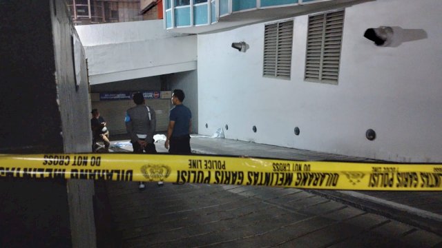 Aparat kepolisian yang melakukan pemeriksaan terhadap jasad perempuan Foto: Portalmedia/Reza