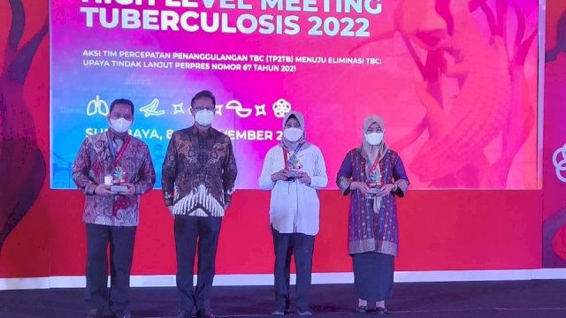 Kota Makassar menerima penghargaan  TOSS (Temukan Obati Sampai Sembuh) TBC dari Kementerian Kesehatan RI. Foto: dok