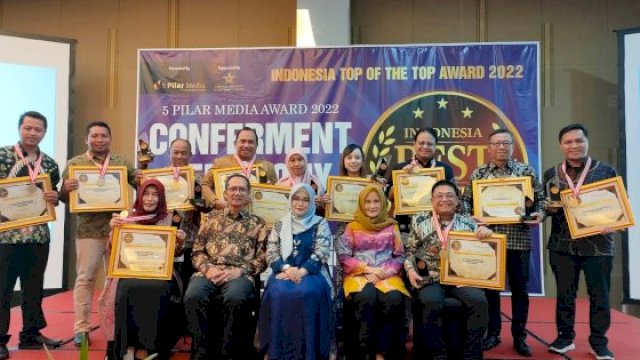 Dirut PDAM Makassar, Beni Iskandar saat menerima penghargaan Nasional dalam Acara Indonesia Best Innovation Excellent Award 2022/IST