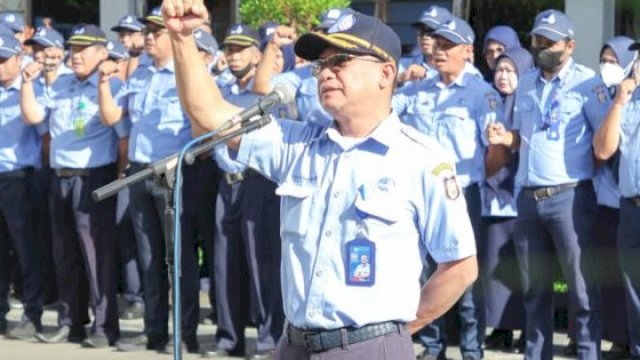 Direktur Utama Perumda Air Minum Kota Makassar, Beni Iskandar saat memimpin Apel PDAM Makassar/Ist