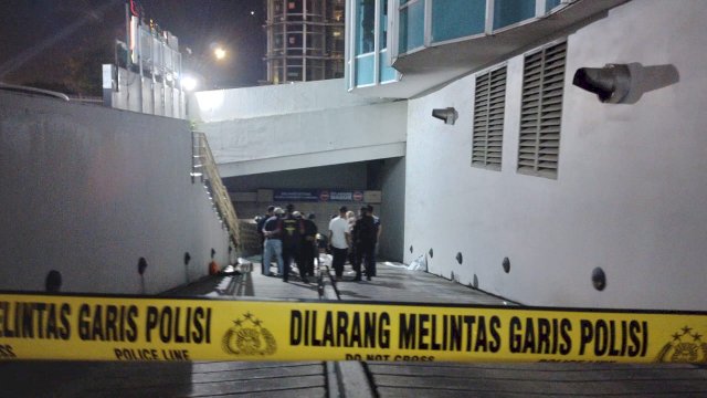Tim Forensik Dokpol Biddokkes Polda Sulsel yang melakukan pemeriksaan terhadap jasad wanita di pelataran Hotel Karebosi Condotel Makassar (Reza/portalmedia)