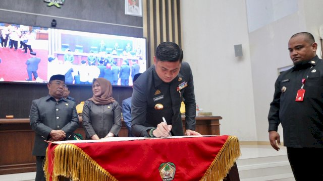Bupati Gowa Adnan Purichta Ichsan saat menandatangani pengesahan Perda Zona Nilai Tanah (ZNT) Rabu kemarin/Ist