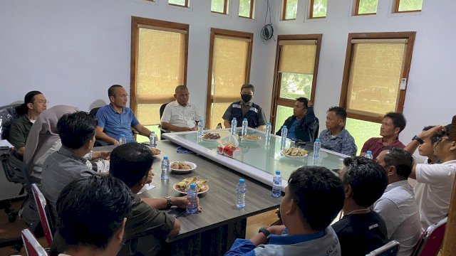 Direktur PT Citra Lampia Mandiri (CLM) Zainalsyah Abidin Siregar bersama sejumlah karyawan/Ist