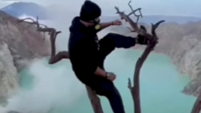 Gara-Gara Mau Foto Nyentrik, Bule Ini Nyaris Jatuh Ke Kawah Ijen