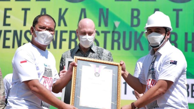 Danny Pomanto dalam peletakan batu pertama sebagai tanda dimulainya program intervensi infrastruktur kawasan hijau Untia. Foto: dok
