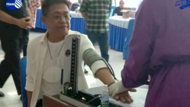 Direktur PDAm Beni Iskandar, turut menjadi pendonor dalam aksi donor darah yang digelar oleh PDAM Kota Makassar. Foto: dok