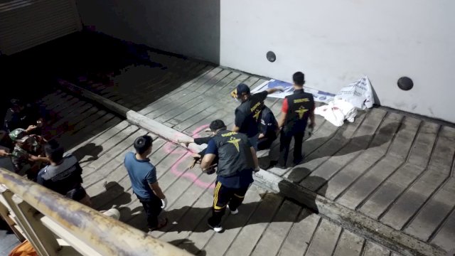Petugas dari Biddokkes Dokpol Polda Sulsel saat melakukan pemeriksaan terhadap jasad Nurul (Portal Media/Reza)