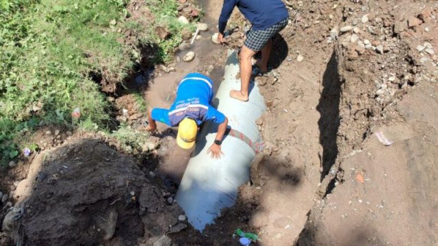 Pipa induk air bersih milik PDAM Kota Makassar bocor di Jalan Beringin dekat Kolam Mario Kecamatan Somba Opu, Kabupaten Gowa, Jumat (9/9/2022). Foto: dok