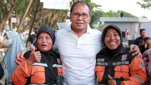 Wali Kota Makassar, Danny Pomanto berfoto bersama Satgas Kebersihan yang bertugas di F8. Foto: dok 